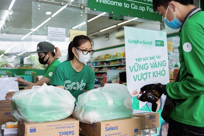 Grab trao tặng gần 80 tấn gạo và 8.000 thùng mì gói hỗ trợ đối tác tài xế grab trao tang gan 80 tan gao va 8000 thung mi goi ho tro doi tac tai xe