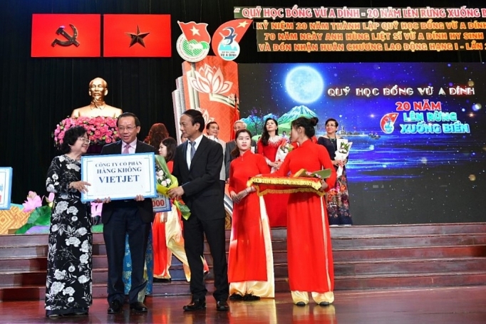 Vietjet nhận bằng khen của Chính phủ về những đóng góp cho cộng đồng vietjet nhan bang khen cua chinh phu ve nhung dong gop cho cong dong