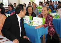 Tặng phân bón hữu cơ cho nông dân xây dựng vườn dừa mẫu theo chuẩn Organic