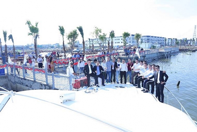 Trải nghiệm du thuyền tại bến du thuyền The Pearl Riverside tra i nghie m du thuyen ta i be n du thuye n the pearl riverside