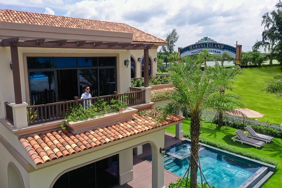 Nhà thiết kế Adrian Anh Tuấn tận hưởng trải nghiệm mới tại NovaWorld Ho Tram Nhà thiết kế Adrian Anh Tuấn tận hưởng trải nghiệm mới tại NovaWorld Ho Tram