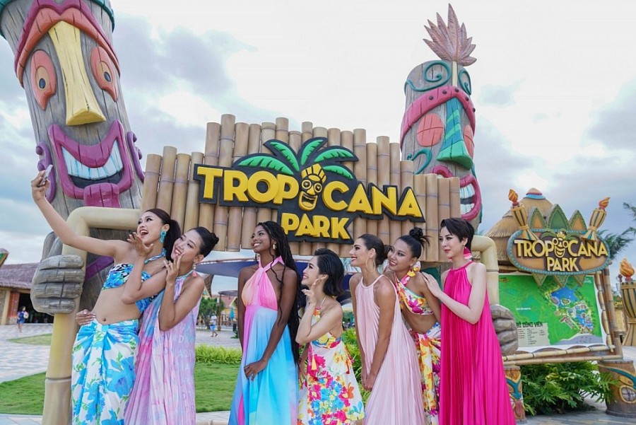 Dàn hoa hậu tham quan mua sắm tại đại lộ shophouse NovaWorld Ho Tram Dàn hoa hậu tham quan mua sắm tại đại lộ shophouse NovaWorld Ho Tram