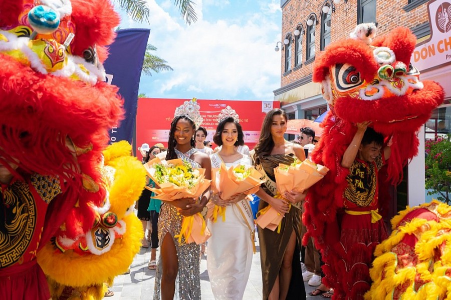 Dàn hoa hậu tham quan mua sắm tại đại lộ shophouse NovaWorld Ho Tram Dàn hoa hậu tham quan mua sắm tại đại lộ shophouse NovaWorld Ho Tram