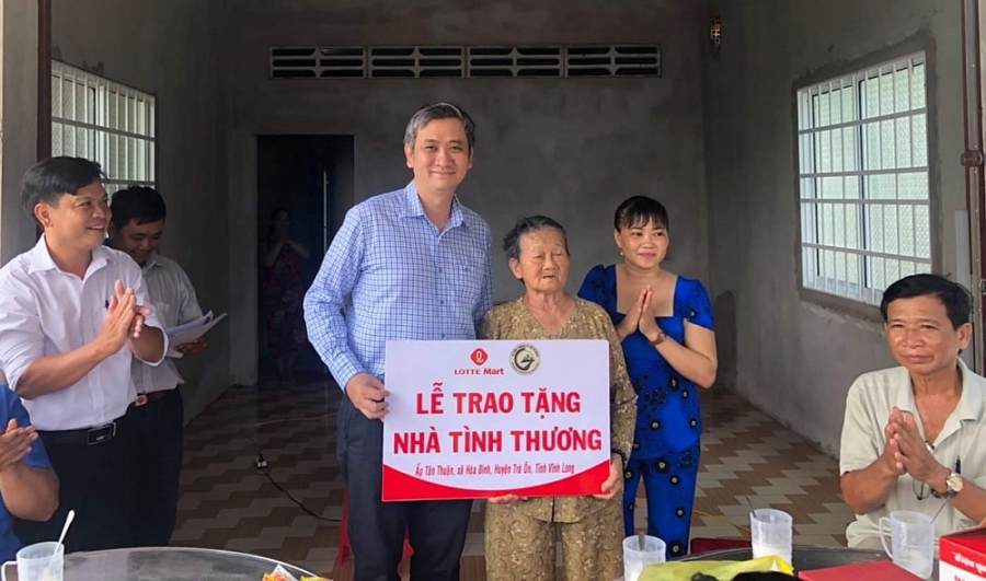 1108-lotte-trao-nha-tinh-thuong-1