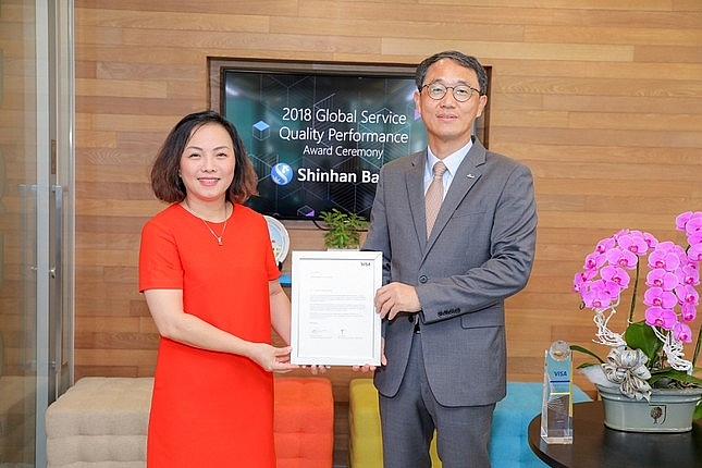 Ngân hàng Shinhan nhận giải thưởng “Dịch vụ chất lượng toàn cầu 2018” của Visa ngan hang shinhan nhan giai thuong dich vu chat luong toan cau 2018 cua visa