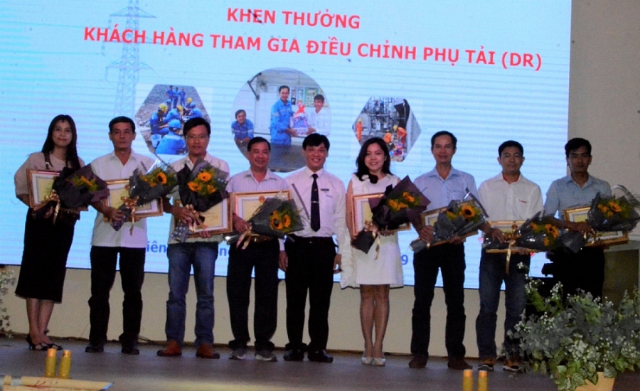 3453-h1-hoyt-yyng-khen-thyyng-khach-hang-tham-gia-yiyu-chynh-phy-tyi