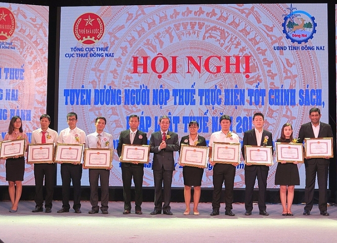 nestle nhan bang khen cua tinh dong nai ve chap hanh tot luat thue