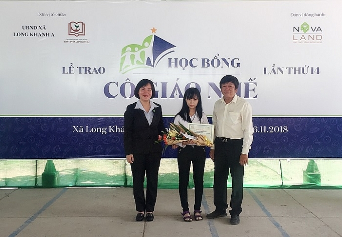 hoc bong co giao nhe duoc trao cho 200 hoc sinh tinh dong thap