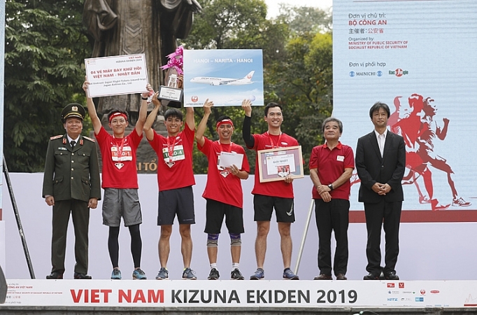 Dai-ichi Life tài trợ Vàng giải chạy tiếp sức Vietnam Kizuna Ekiden 2019 dai ichi life tai tro vang giai chay tiep suc vietnam kizuna ekiden 2019