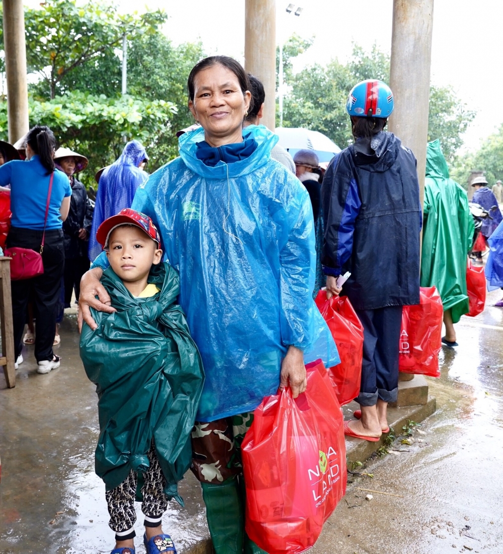 undefined 0914-ngyyi-dan-miyn-trung-cym-yyng-khi-nhyn-hy-try-cya-novaland