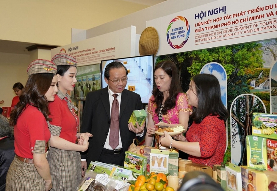 3738-lanh-dao-vietjet-tham-quan-cac-gian-trung-bay-tai-su-kien