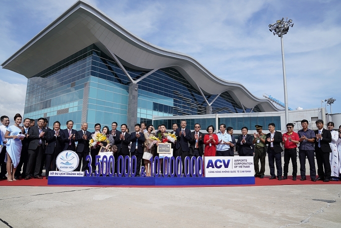 Vietjet và Khánh Hòa chào đón vị khách thứ 10 triệu của năm 2019 vietjet va khanh hoa chao don vi khach thu 10 trieu cua nam 2019