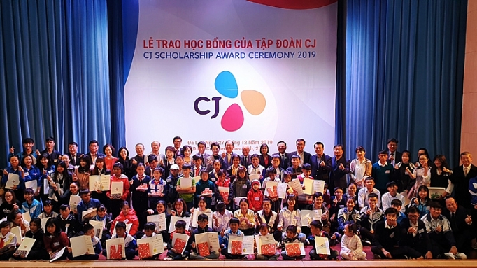 Tập đoàn CJ tặng học bổng cho học sinh tỉnh Lâm Đồng tap doan cj tang hoc bong cho hoc sinh tinh lam dong
