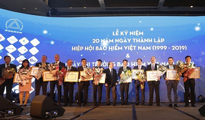 dai ichi life viet nam nhan bang khen cua bo tai chinh