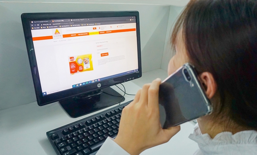 undefined 5637-khach-hang-co-thy-thyc-hiyn-thao-tac-mua-hang-yyn-giyn-ngay-cy-khi-ngyi-tyi-nha