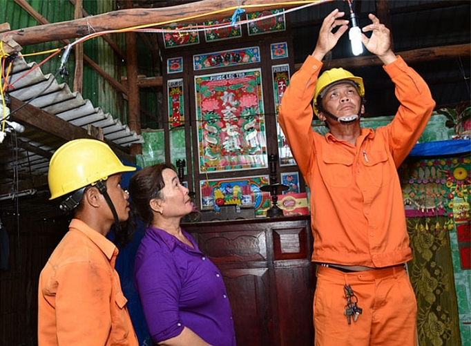 Hơn 8.000 hộ nghèo, gia đình chính sách ở Nam bộ được thay mới đường dây điện đón Tết hon 8000 ho ngheo gia dinh chinh sach o nam bo duoc thay moi duong day dien don tet