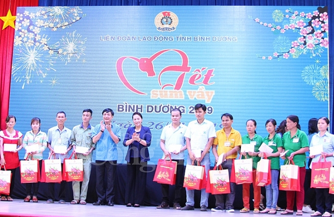 Chủ tịch Quốc hội tặng quà Tết cho công nhân lao động ở Bình Dương chu tich quoc hoi tang qua tet cho cong nhan lao dong o binh duong