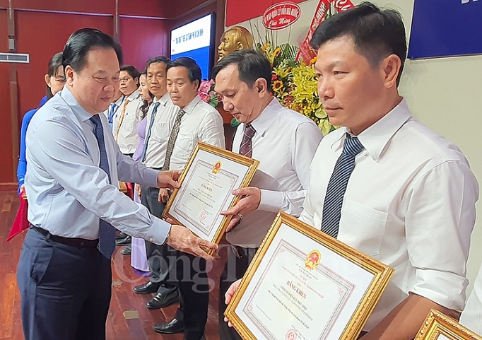 dien luc tp ho chi minh phan dau tro thanh doanh nghie p so