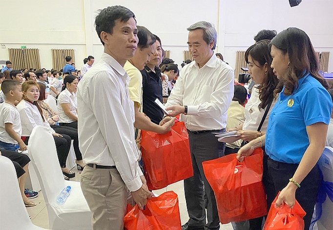 Trưởng Ban Kinh tế Trung ương thăm, tặng quà Tết cho công nhân lao động khó khăn tại Bình Dương truong ban kinh te trung uong tham tang qua tet cho cong nhan lao dong kho khan tai binh duong