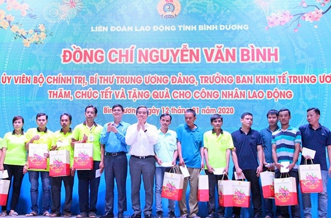 Trưởng Ban Kinh tế Trung ương thăm, tặng quà Tết cho công nhân lao động khó khăn tại Bình Dương truong ban kinh te trung uong tham tang qua tet cho cong nhan lao dong kho khan tai binh duong