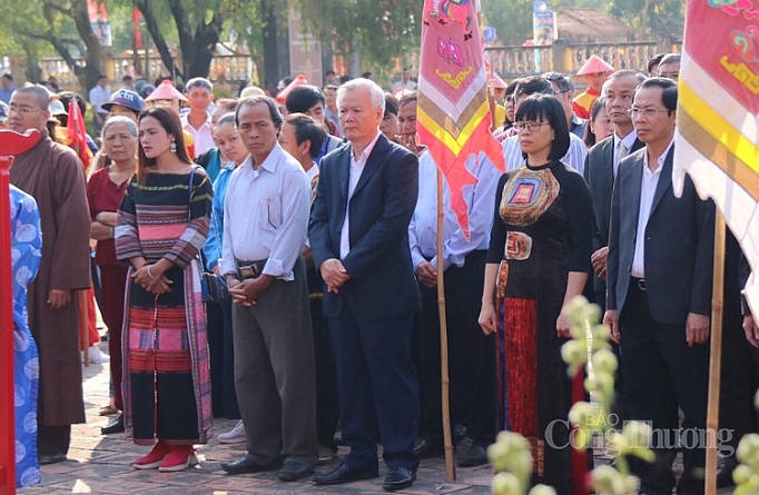 le hoi tay son doc dao hoi cau hue va phien cho kinh thuong