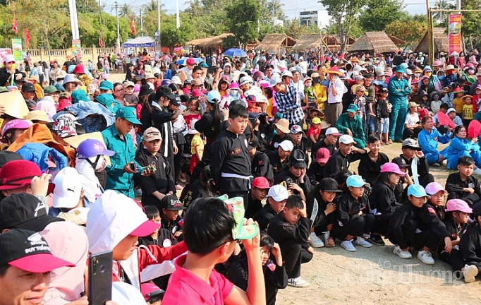 le hoi tay son doc dao hoi cau hue va phien cho kinh thuong