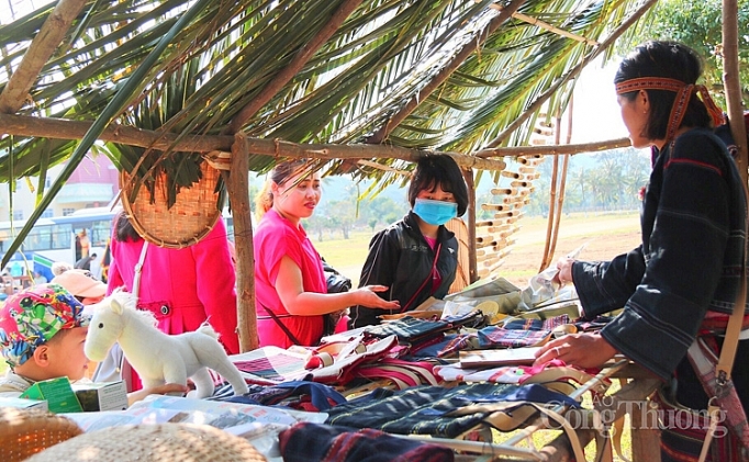 le hoi tay son doc dao hoi cau hue va phien cho kinh thuong