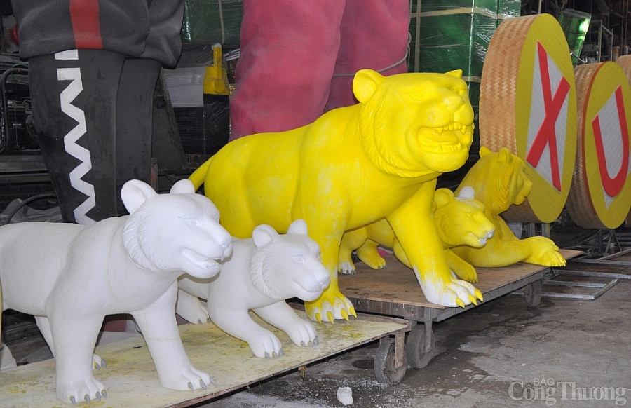 Bên trong xưởng tạo hình linh vật cho đường hoa Nguyễn Huệ Tết Nguyên đán 2022