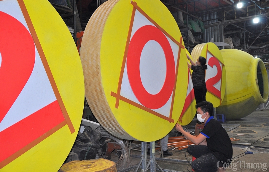 Bên trong xưởng tạo hình linh vật cho đường hoa Nguyễn Huệ Tết Nguyên đán 2022