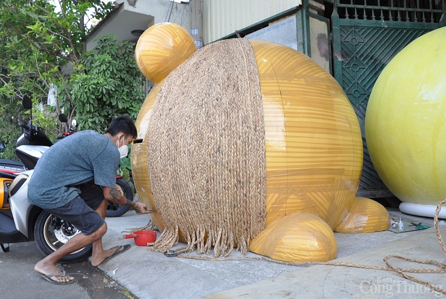 Bên trong xưởng tạo hình linh vật cho đường hoa Nguyễn Huệ Tết Nguyên đán 2022