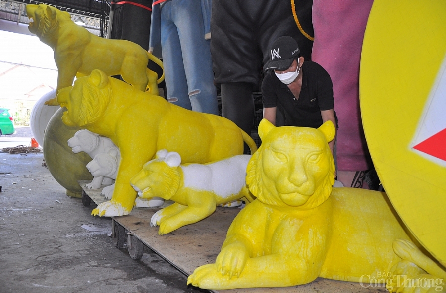 Bên trong xưởng tạo hình linh vật cho đường hoa Nguyễn Huệ Tết Nguyên đán 2022