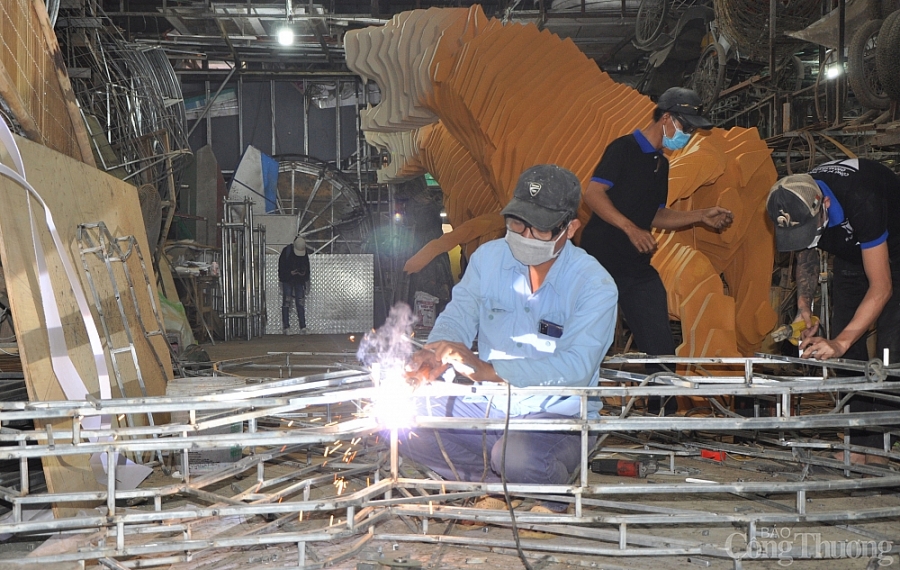 Bên trong xưởng tạo hình linh vật cho đường hoa Nguyễn Huệ Tết Nguyên đán 2022