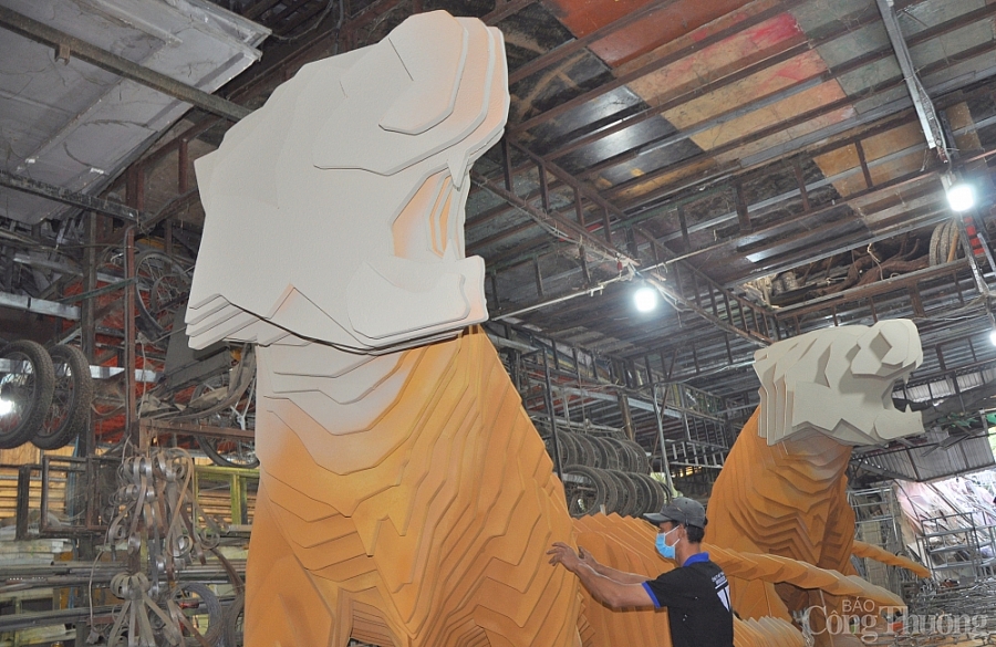 Bên trong xưởng tạo hình linh vật cho đường hoa Nguyễn Huệ Tết Nguyên đán 2022