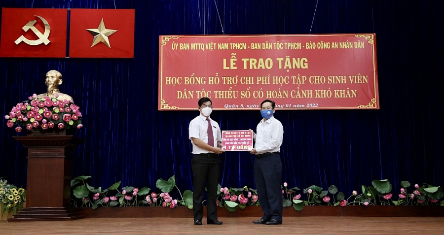 EVNHCMC trao tặng 1 tỷ đồng cho Quỹ bảo trợ học sinh dân tộc thiểu số và học sinh nghèo