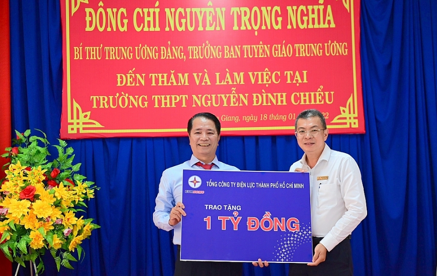 EVNHCMC trao 1 tỷ đồng xây dựng Nhà Truyền thống của Trường THPT Nguyễn Đình Chiểu