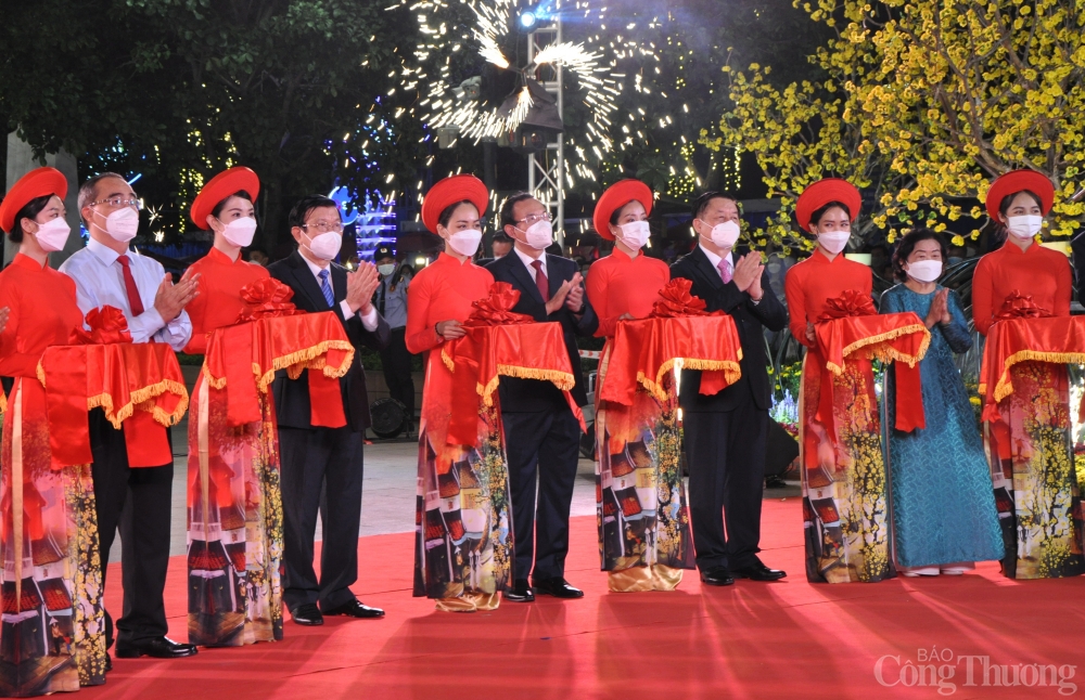 Hàng nghìn người dân TP. Hồ Chí Minh đổ về đường hoa Nguyễn Huệ trong đêm khai mạc