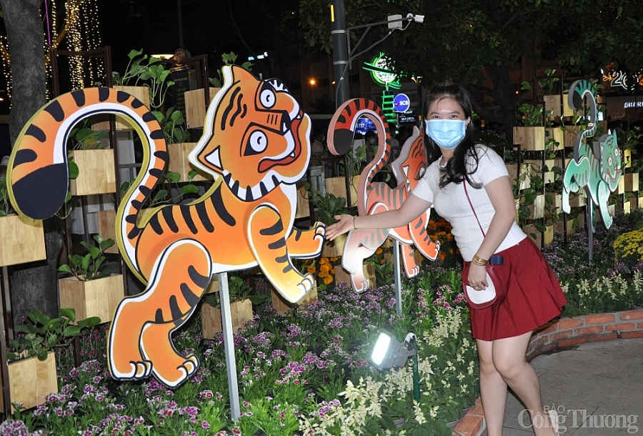 Hàng nghìn người dân TP. Hồ Chí Minh đổ về đường hoa Nguyễn Huệ trong đêm khai mạc