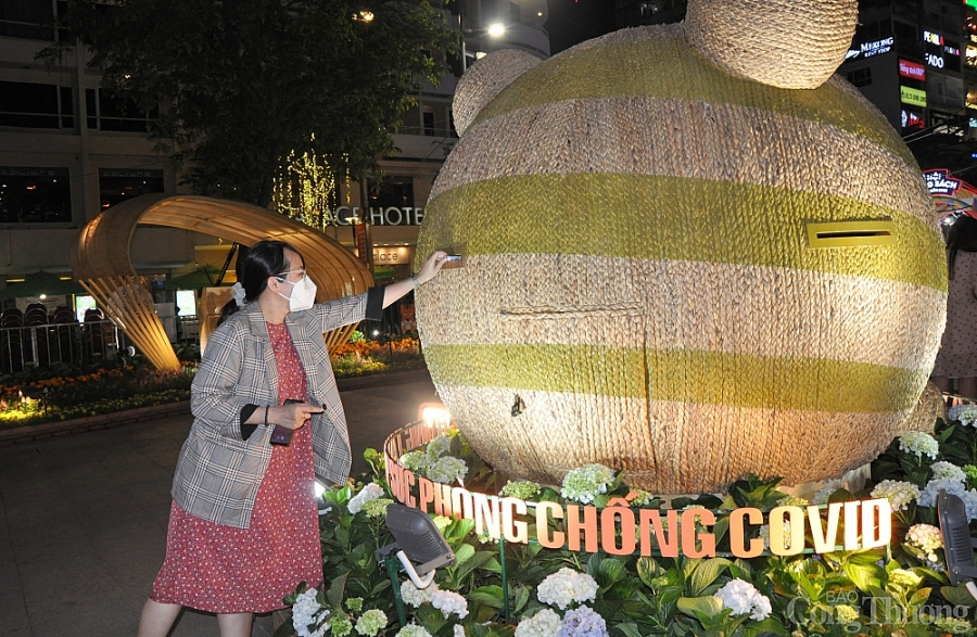 Hàng nghìn người dân TP. Hồ Chí Minh đổ về đường hoa Nguyễn Huệ trong đêm khai mạc