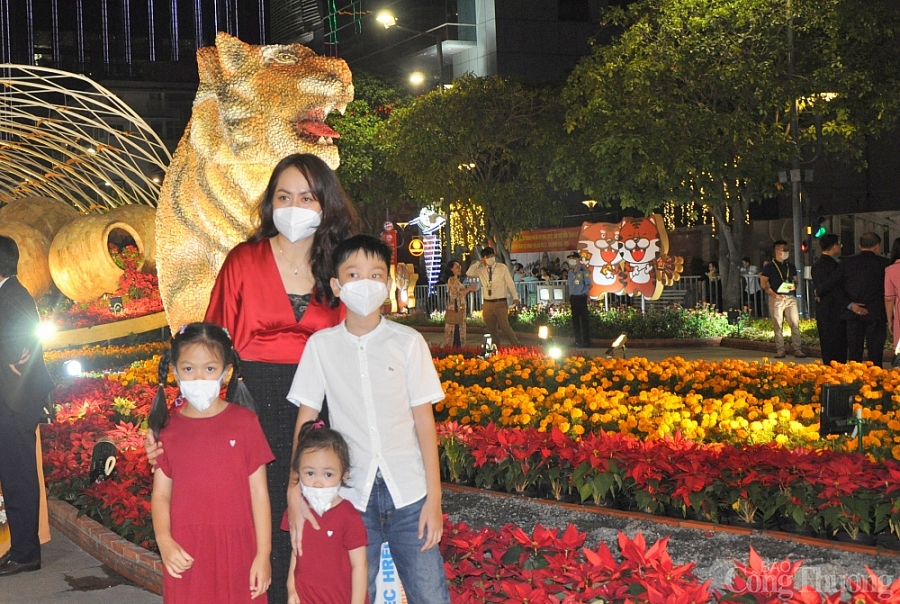 Hàng nghìn người dân TP. Hồ Chí Minh đổ về đường hoa Nguyễn Huệ trong đêm khai mạc