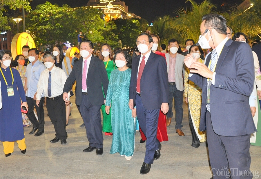 Hàng nghìn người dân TP. Hồ Chí Minh đổ về đường hoa Nguyễn Huệ trong đêm khai mạc