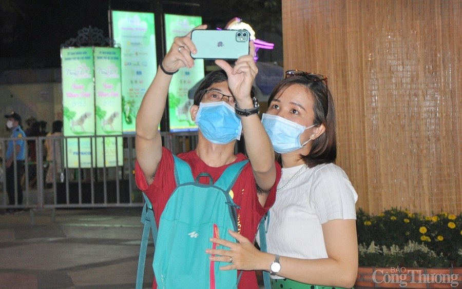 Hàng nghìn người dân TP. Hồ Chí Minh đổ về đường hoa Nguyễn Huệ trong đêm khai mạc