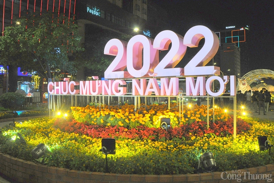 Hàng nghìn người dân TP. Hồ Chí Minh đổ về đường hoa Nguyễn Huệ trong đêm khai mạc