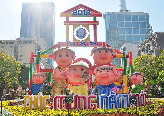 duong hoa nguyen hue dep lung linh truoc gio don khach du xuan