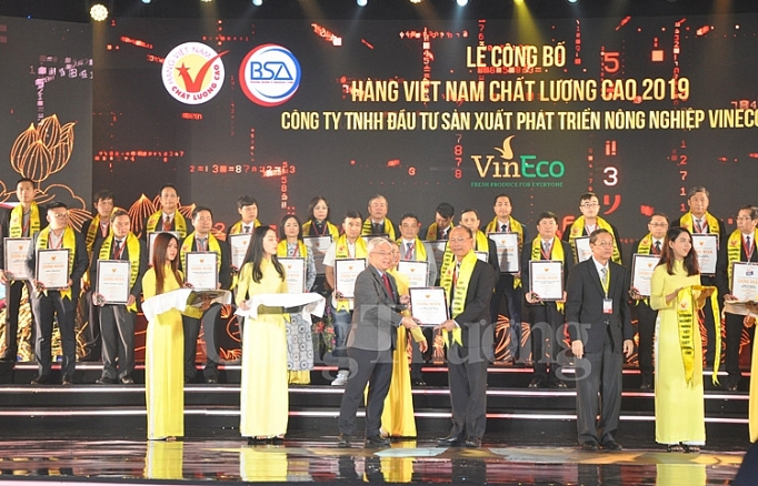 Vinh danh 524 doanh nghiệp đạt danh hiệu Hàng Việt Nam chất lượng cao 2019 vinh danh 524 doanh nghiep dat danh hieu hang viet nam chat luong cao 2019