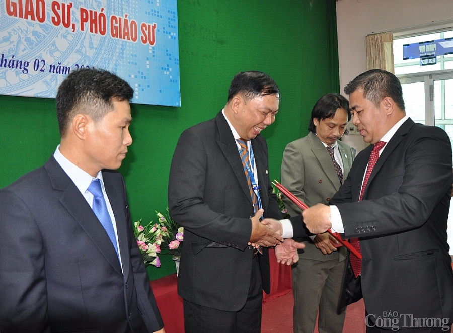 IUH trao quyết định bổ nhiệm chức danh giáo sư, phó giáo