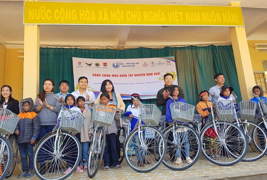 EVNHCMC chăm lo người lao động khó khăn