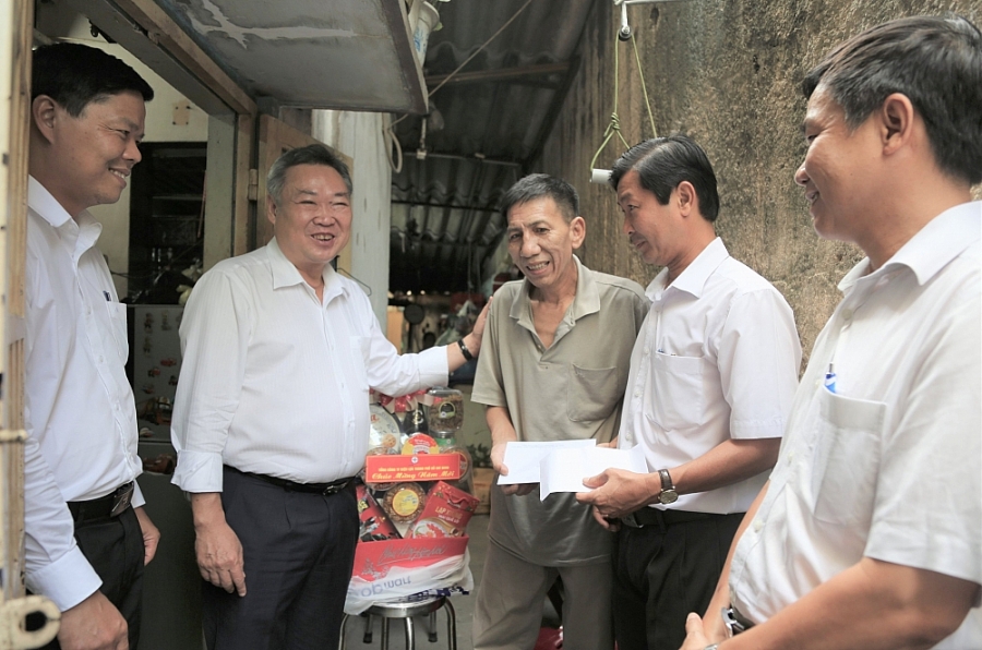 EVNHCMC chăm lo người lao động khó khăn