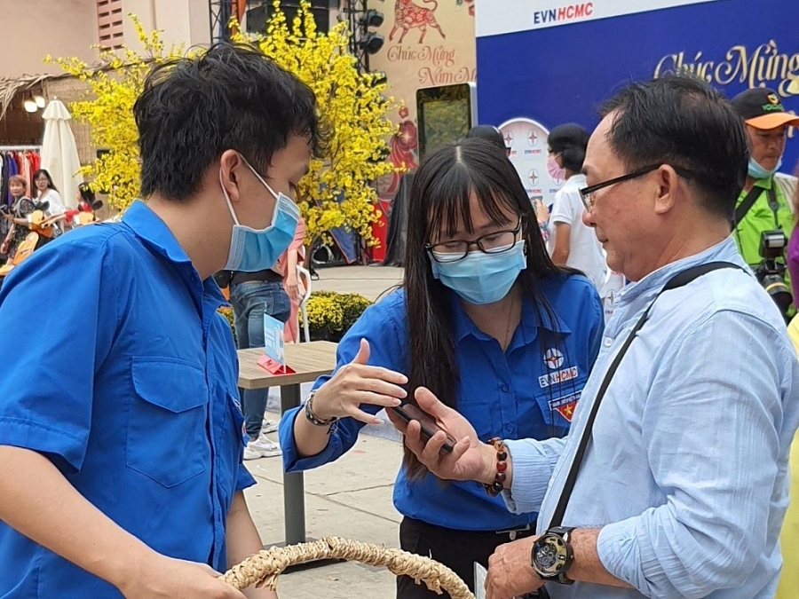 EVNHCMC đẩy mạnh vận động người dân sử dụng dịch vụ trực tuyến