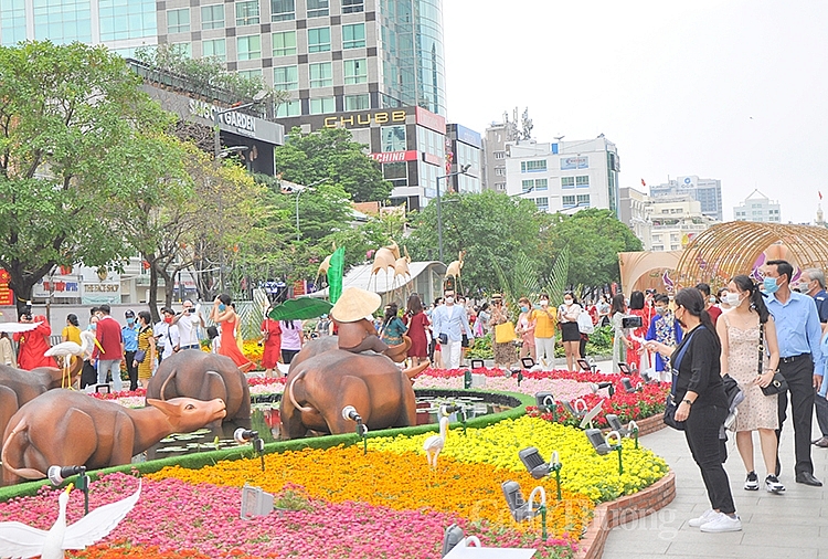 Đường hoa Nguyễn Huệ Tết Tân Sửu mở cửa thêm một ngày Đường hoa Nguyễn Huệ Tết Tân Sửu mở cửa thêm một ngày