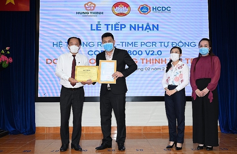 Tập đoàn Hưng Thịnh trao tặng hệ thống máy xét nghiệm tự động trị giá gần 5,3 tỷ đồng cho HCDC